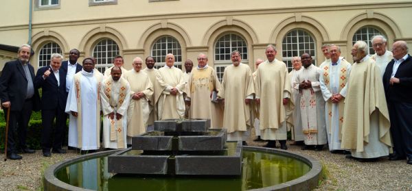 Anlässlich des Weihejubiläums von fünf Mitbrüdern treffen sich die Spiritaner im Kloster Knechtsteden.