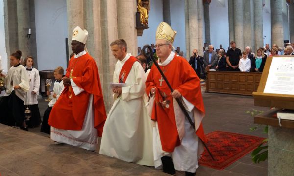 Einzug zum Festgottesdienst anlässlich der Priesterweihe von Olaf Derenthal in der Basilika Knechtsteden.