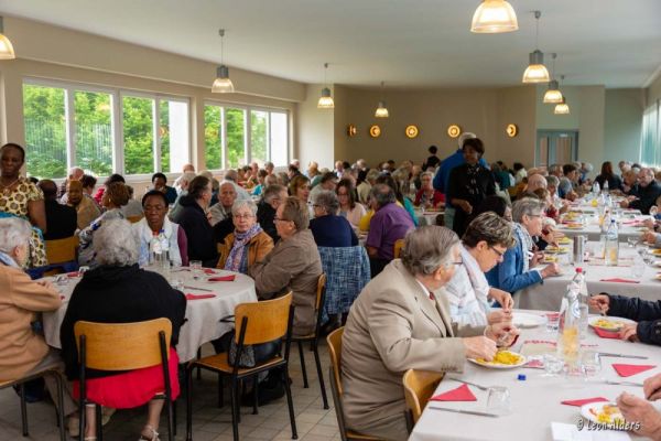Deux cents personnes se sont retrouvées pour le repas amical.