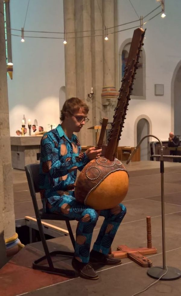 Johannes Stahl mit der Kora (Harfeninstrument Senegal/Mali)
