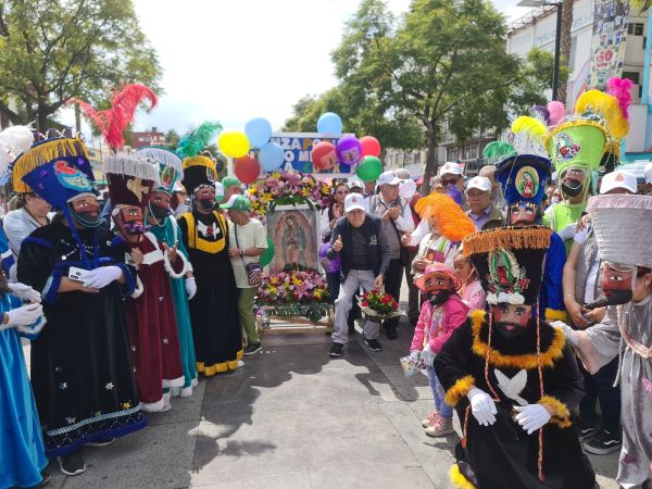 Karnevalsähnliche Umzüge anlässlich des Festes der Toten
