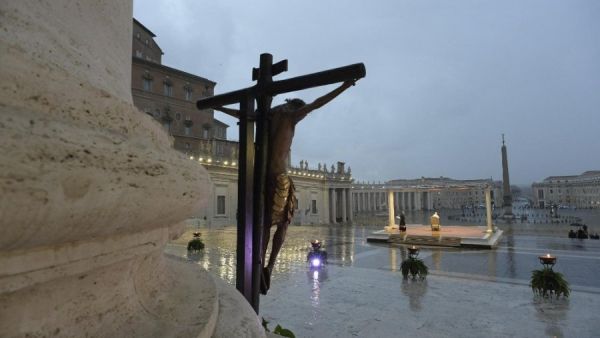 Papst Franziskus betet auf leerem Petersplatz während der Corona-Pandemie 