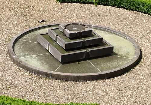 Brunnen im Innenhof des Kreuzgangs, Kloster Knechtsteden. Foto: R. Lamberts.
